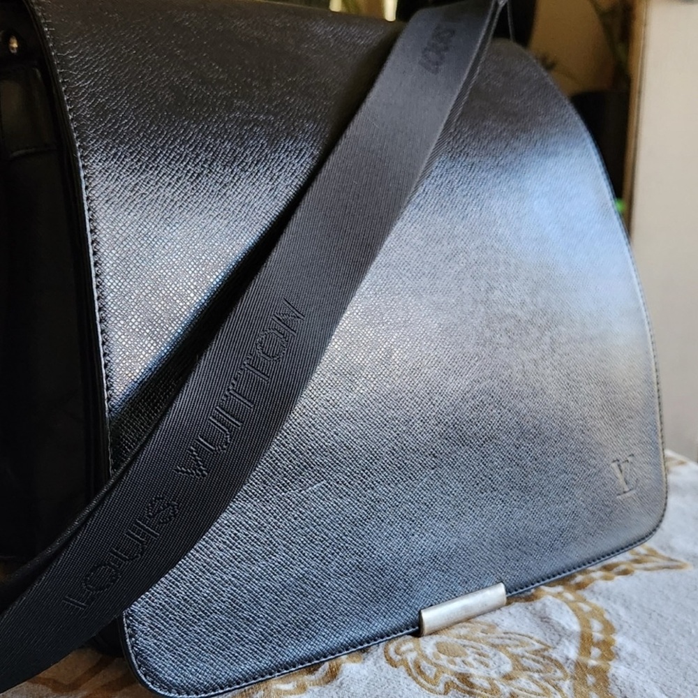 Louis Vuitton Elegant Black Messenger Bag